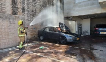 כיבוי רכב שעלה באש ברחוב רזיאל (צילום: דוברות כבאות והצלה חוף)