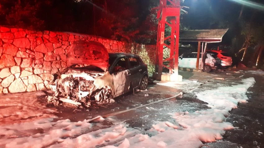 הרכבים השרופים (צילום: דוברות כבאות והצלה לישראל מחוז חוף)