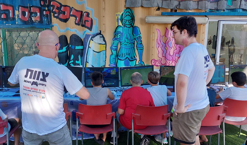פעילות של ניידת "גיימינג בשכונה" (צילום: דוברות עיריית חיפה)