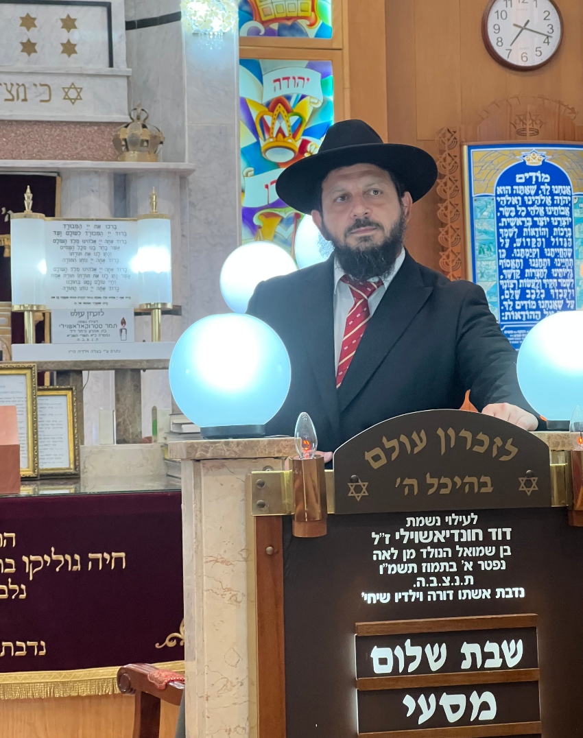 רב בית הכנסת, הרב שמעון בן יצחק (צילום: מיכל גילת)
