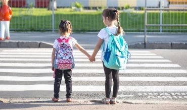 תלמידות במעבר חצייה (צילום: Puhimec/depositphotos.com)