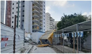 המכולה שקרסה באתר בנייה בטירת כרמל (צילום: איחוד הצלה כרמל)