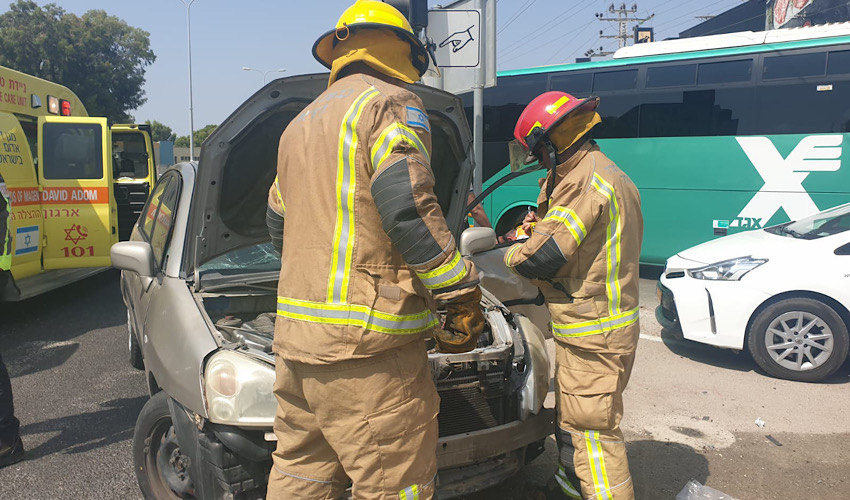 לוחמי האש בזירת התאונה בקרית ביאליק (צילום: דוברות שירותי כבאות והצלה מחוז חוף)
