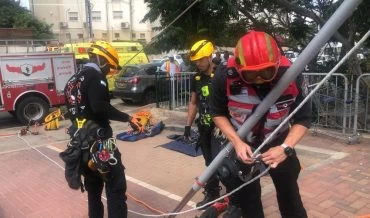 חילוץ אדם שנפל מגובה של כ-30 מ' ברחוב הגליל (צילום: דוברות כבאות והצלה חוף)