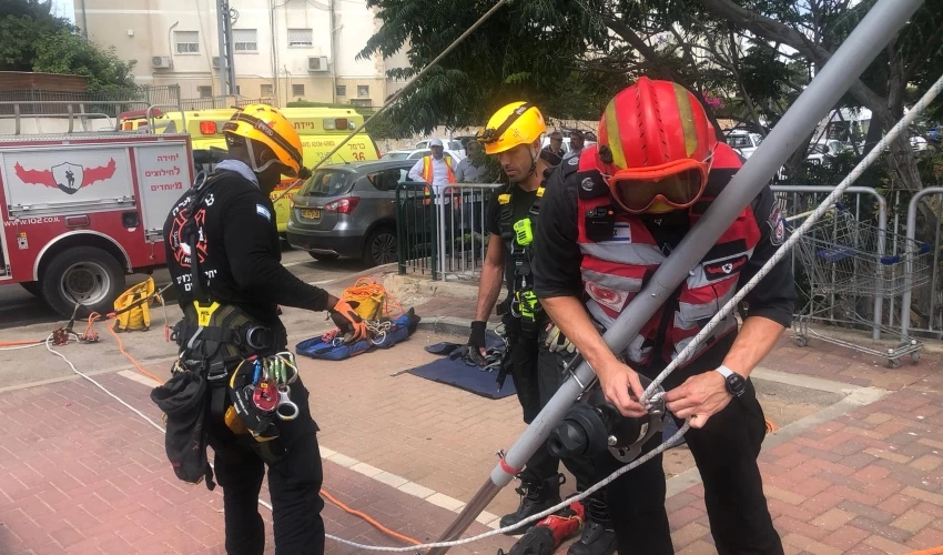 חילוץ אדם שנפל מגובה של כ-30 מ' ברחוב הגליל (צילום: דוברות כבאות והצלה חוף)