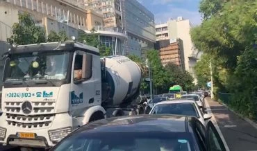 פקק תנועה ברחוב מונטיפיורי (צילום: גילה לבני זמיר)