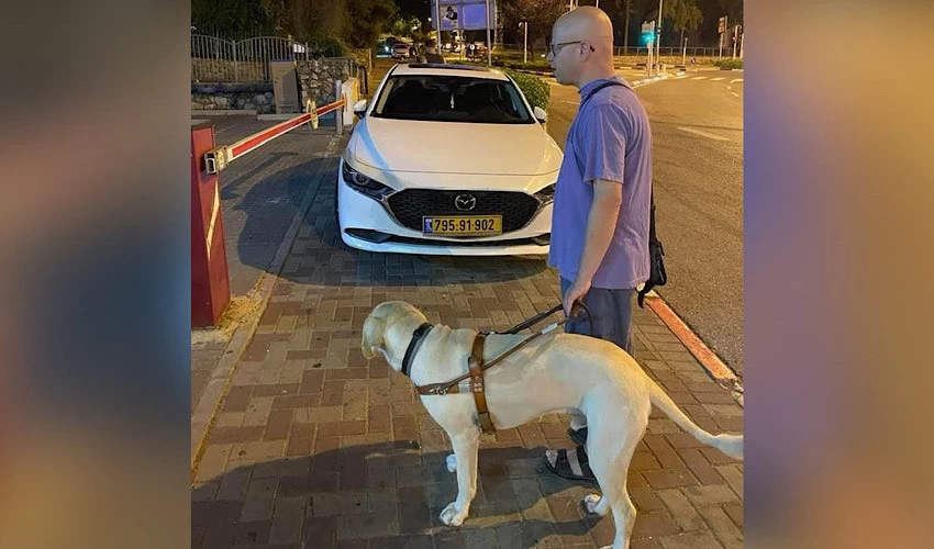 עדי נתן, כלבו צ'רלי ורכב שחונה על מדרכה וחוסם את דרכם (צילום: יעל בלטמן)