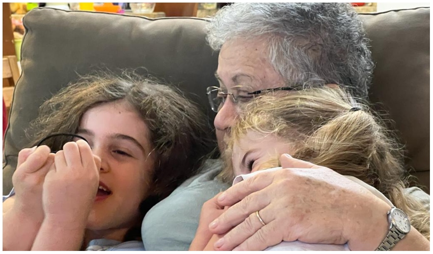 עידית לוי ושתיים מנכדותיה (צילום: אלבום משפחתי)