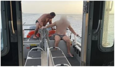 נמשה לאחר לילה שלם בים (צילום: דוברות המשטרה)