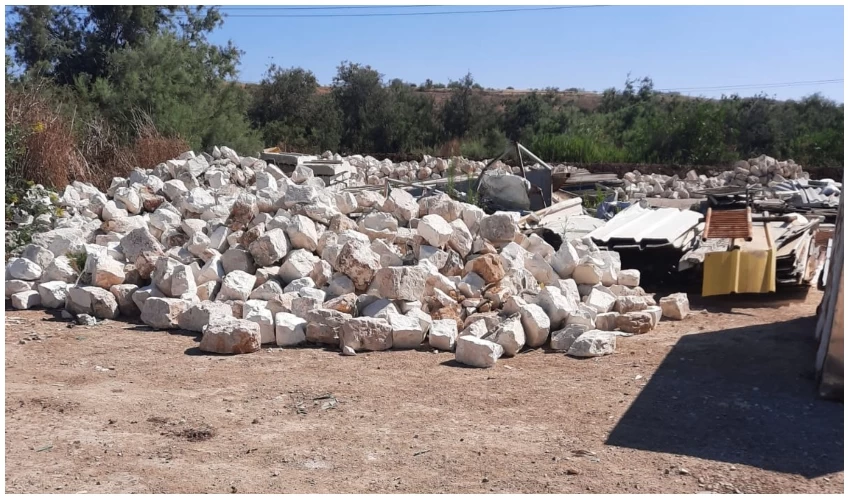 העסק לאחסון חומרי בנייה שפונה מגדת נחל סעדיה (צילום: דוברות עיריית חיפה)