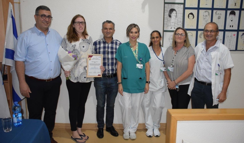 ד"ר יוליאנה עם פרס מחקר בסיעוד, מנהלת הסיעוד אהובה טל ומנהל המחלקה הפנימית ד"ר שי כהן (צילום: אלי דדון וירון חזן)