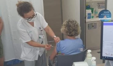 חיסון נגד שפעת במרפאת שפרינצק (צילום: דוברות כללית)