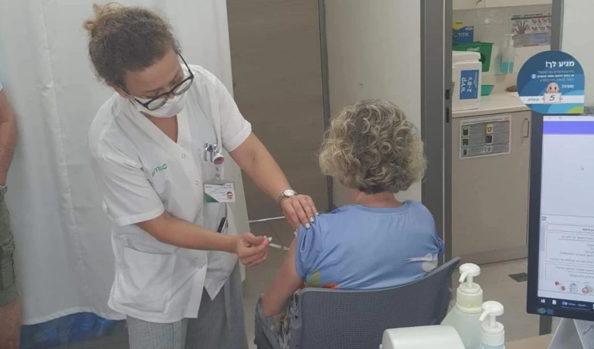 חיסון נגד שפעת במרפאת שפרינצק (צילום: דוברות כללית)