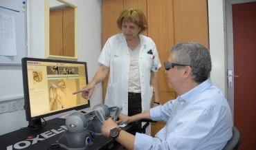 פרופ' אילנה דואק וד"ר רענן כהן-כרם ליד הסימולטור החדש (צילום: אלי דדון)