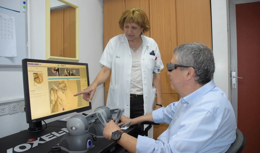 פרופ' אילנה דואק וד"ר רענן כהן-כרם ליד הסימולטור החדש (צילום: אלי דדון)