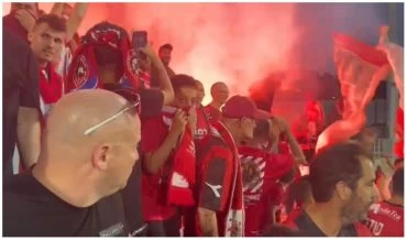 אבוקות ביציע אוהדי הפועל חיפה במשחק מול מכבי בני ריינה (צילום: אסף ברם)