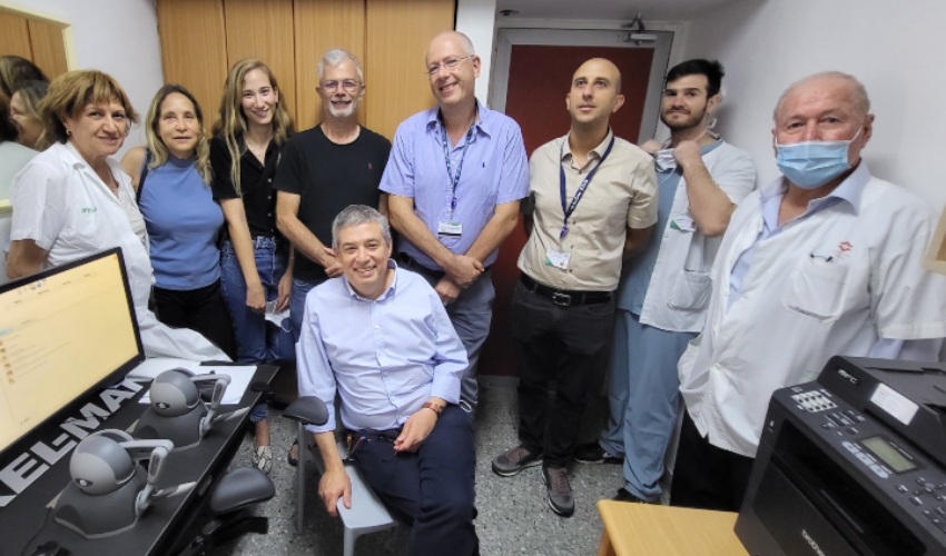 מנהל בית החולים כרמל ד"ר אבי גולדברג, צוות המחלקה והתורמים (צילום: אלי דדון)