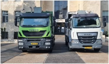 משאיות לאיסוף אשפה חוסמות את הכניסה לבניין עיריית חיפה (צילום: בהתאם לסעיף 27א' לחוק זכויות יוצרים)