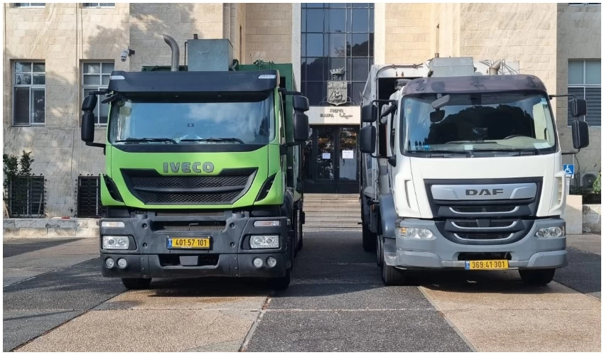 משאיות לאיסוף אשפה חוסמות את הכניסה לבניין עיריית חיפה (צילום: בהתאם לסעיף 27א' לחוק זכויות יוצרים)