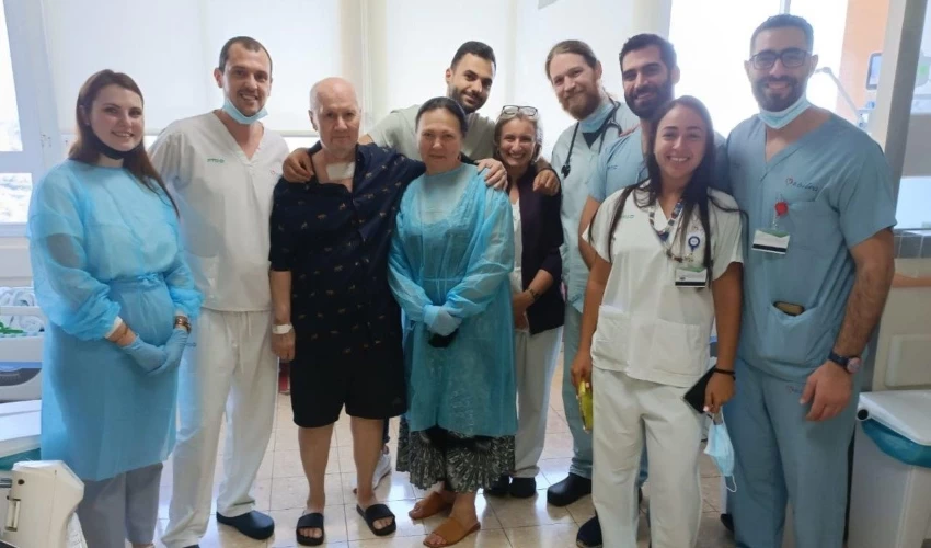דמיטרי ניקוליינקו וצוות המחלקה שטיפל בו (צילום: אלי דדון)