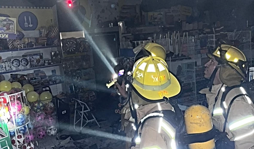 פעולות הכיבוי בסינמול (צילום: דוברות כבאות והצלה, מחוז חוף)