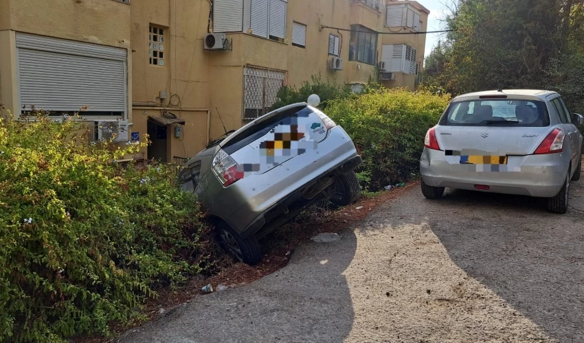 הרכב שנפל לשביל גישה ברחוב נתיב חן (צילום: דוברות כבאות והצלה, מחזו חוף)