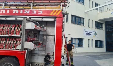 לוחמי האש בבית הספר אחדות (צילום: דוברות כבאות והצלה מחוז חוף)
