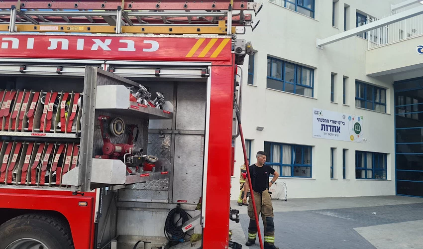 לוחמי האש בבית הספר אחדות (צילום: דוברות כבאות והצלה מחוז חוף)