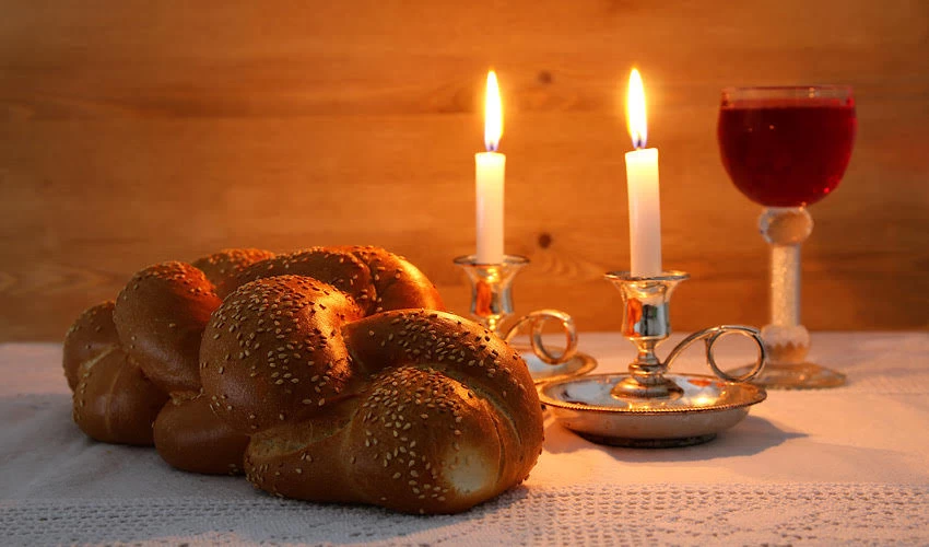 נרות שבת (צילום: Tomert/depositphotos.com)