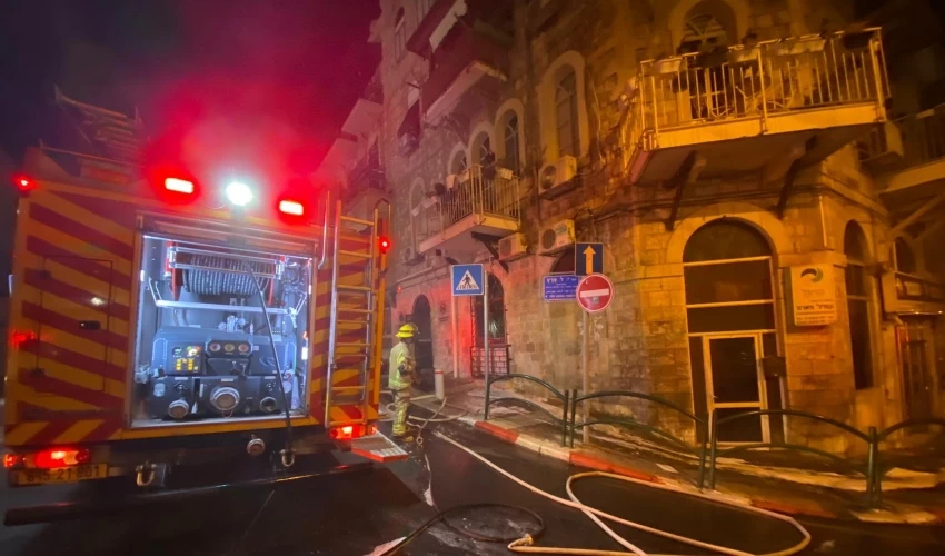 השריפה במשרד עורכי הדין בהדר (צילום: דוברות כבאות והצלה מחוז חוף)