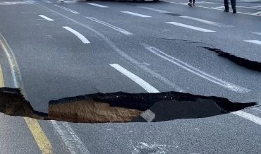 הבולען בדרך איילון (צילום: משטרת התנועה)