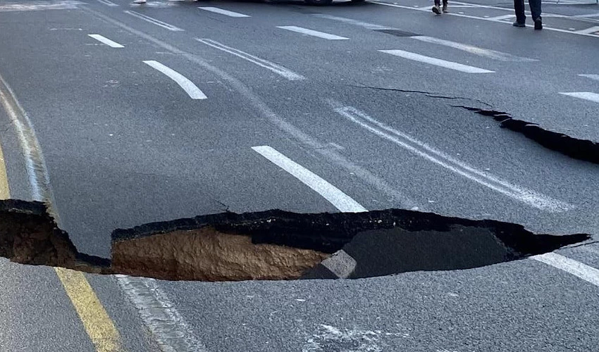הבולען בדרך איילון (צילום: משטרת התנועה)