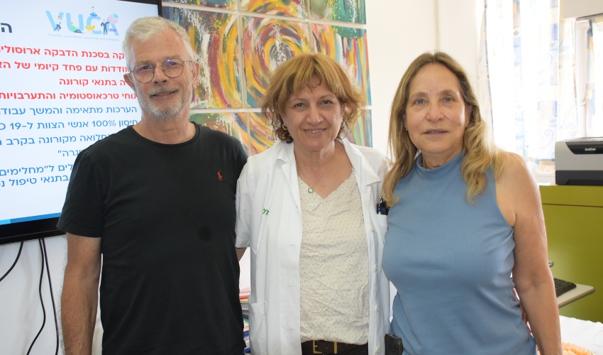 מנהלת המחלקה פרופ' דואק עם התורמים דדי וחיה פרלמוטר (צילום: אלי דדון)