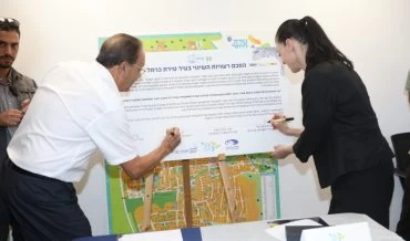 מרב מיכאלי ואריה טל חותמים על ההסכם (צילום: דוד עקיבא, דוברות עיריית טירת כרמל)