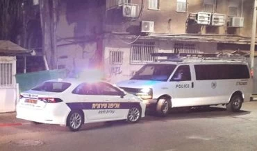 ניידת משטרה ורכב של הפיקוח העירוני (צילום: דוברות עיריית חיפה)