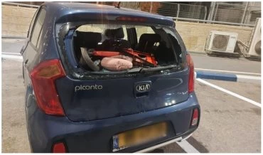השמשה האחורית המנופצת (צילום: דוברות המשטרה)