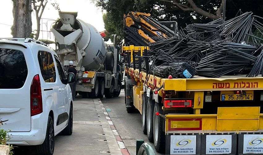 משאיות חוסמות את רחוב אלחנן
