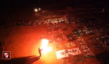 נושאי לפידים וציוד העידוד של אוהדי מכבי חיפה (צילום מתוך הסרטון)