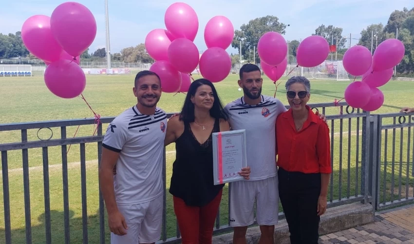 חנן ממן ודור מלול עם נשות עמותת שלובות (צילום: דוברות הפועל חיפה)