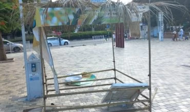סוכת חב"ד בקרית אליעזר שהושחתה (צילום: הרב יוסי ליפש)