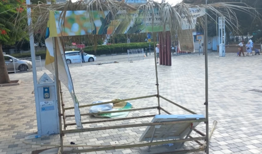 סוכת חב"ד בקרית אליעזר שהושחתה (צילום: הרב יוסי ליפש)