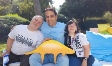 גיא יוספן לצד מאיה קוברי ודני דנן (צילום: אקים חיפה)