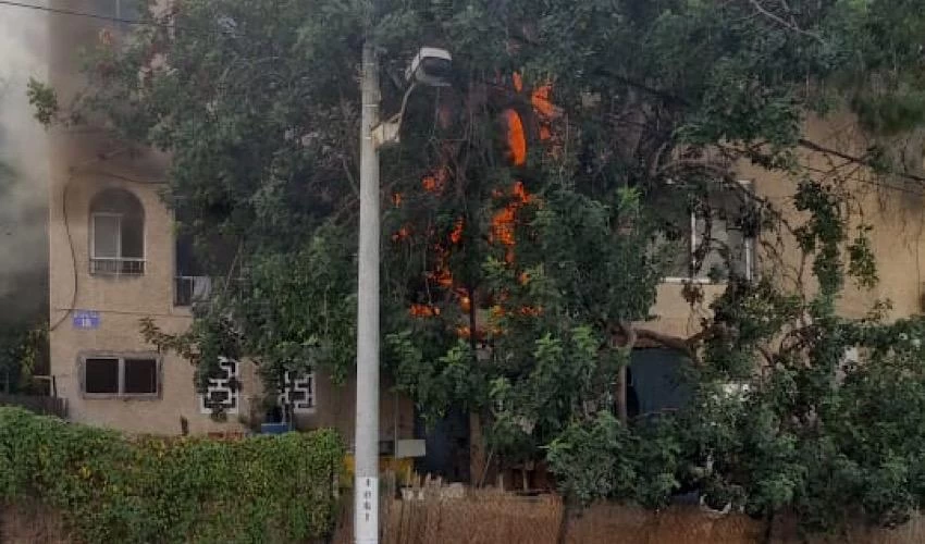השריפה ברחוב בר גיורא (צילום: דוברות שירותי הכבאות וההצלה, מחוז חוף)