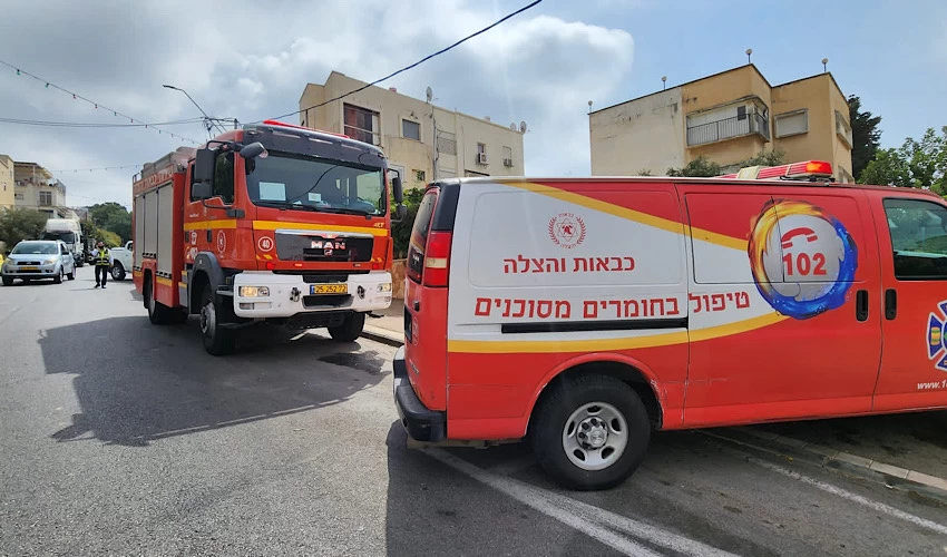רכב כיבוי אש וניידת טיפול בחומרים מסוכנים בזירת האירוע ברחוב כבירים (צילום: דוברות שירותי הכבאות וההצלה)