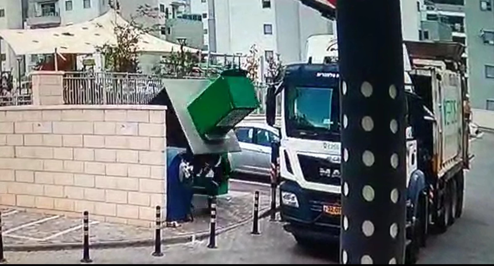 רגע נפילת החפץ הכבד על הפועלים (צילום לפי סעיף 27א' לחוק זכויות יוצרים)
