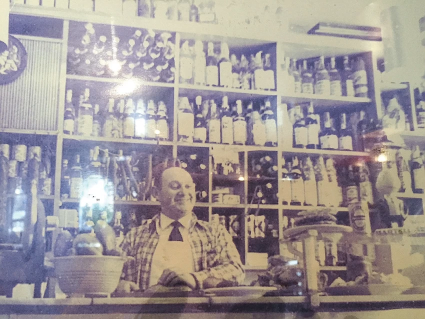 יוסקה פינקוס בפאב העוגן בשנות ה-70
