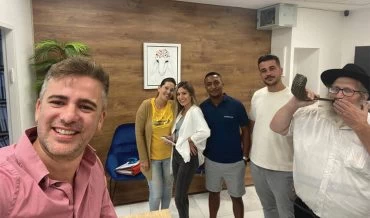עו"ד שלומי סימון ועובדי משרדו עם הרב יוסי ליפש