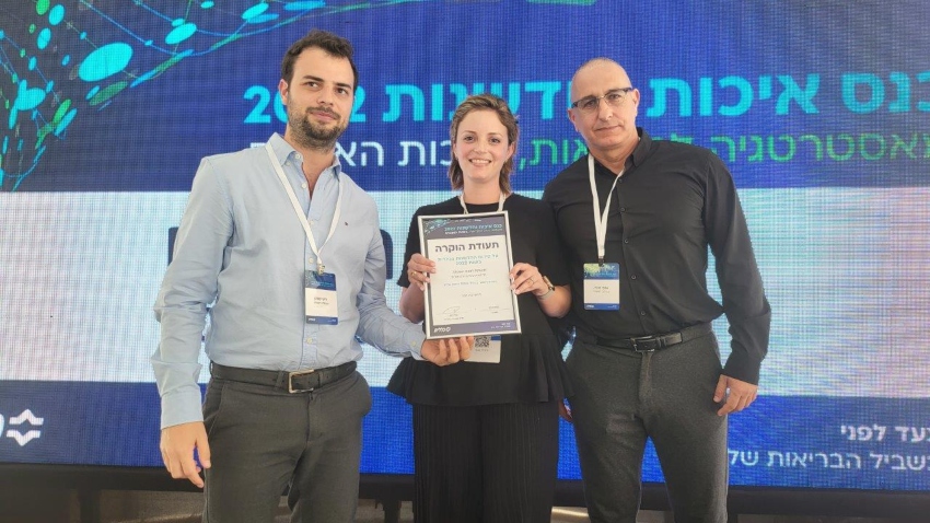 ד"ר שרון שוורץ ממחלקת העיניים בכרמל מקבלת תעודת הוקרה על המחקר (צילום: אלי דדון)