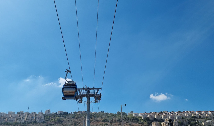 קרון רכבלית שנעצר (צילום: דלית זהבי)