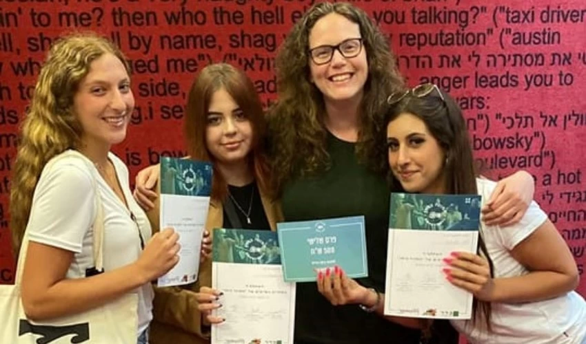 יוצרות הסרט "תלפיות או לא להיות", יחד מרכזת מגמת קולנוע ותקשורת באליאנס, שרון שוחט (צילום: יח"צ)
